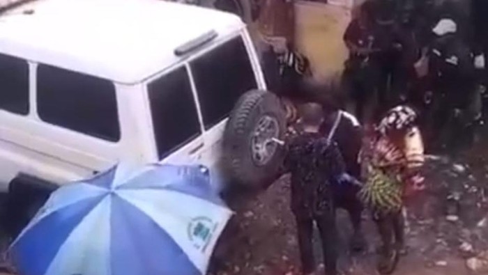 Mobil operasional Polsek Tembagapura di Kabupaten Mimika, Papua Tengah diduga dijadikan taksi ilegal viral di media sosial.