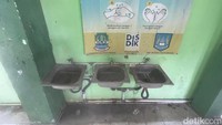 Fasilitas cuci tangan untuk siswa pun terlihat kumuh dan tiddak terawat.