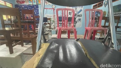 Potret Ironi Pendidikan, Siswa SMPN 7 Kota Bekasi Belajar dengan Fasilitas Rusak