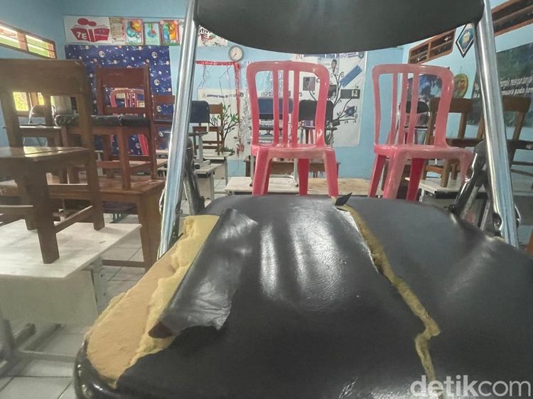 Potret Ironi Pendidikan, Siswa SMPN 7 Kota Bekasi Belajar dengan Fasilitas Rusak
