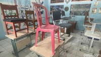Sayangnya, hingga kini belum ada upaya nyata dari pihak sekolah untuk memperbaiki kondisi tersebut. Perabotan rusak tetap dipakai siswa meski berisiko mengancam keselamatan.