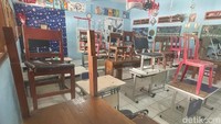 Sejumlah bangku dan meja di ruang kelas tampak rusak parah, mulai dari patah, retak, hingga tidak stabil saat digunakan.