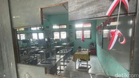Pintu kelas terlihat bolong dan tidak adanya perbaikan dari pihak sekolah hingga saat ini.
