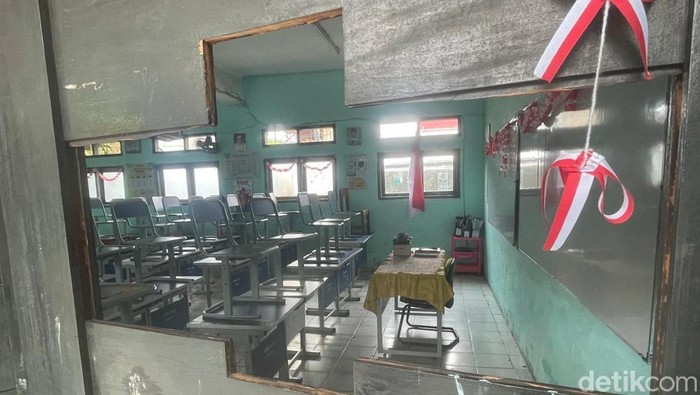 Potret ironis dunia pendidikan kembali terlihat di Kota Bekasi. Siswa SMPN 7 Kota Bekasi masih harus menjalani proses belajar dengan fasilitas yang jauh dari kata layak. Sejumlah bangku dan meja di ruang kelas tampak rusak parah, mulai dari patah, retak, hingga tidak stabil saat digunakan.