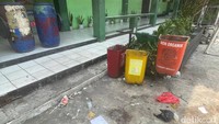 Tempat pembuangan sampah tidak terawat dan banyak sampah yang berserakan di lingkungan sekolah.