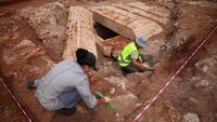 Arkeolog Albania menyingkap ruang makam Romawi berusia 1.700 tahun di dekat perbatasan Makedonia Utara. REUTERS/Florion Goga