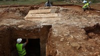 Makam tersebut, yang berukuran sembilan meter kali enam meter (29 kaki kali 19 kaki), merupakan penemuan pertama di Albania yang diyakini para ahli sebagai tempat peristirahatan terakhir orang kaya, lebih megah daripada situs pemakaman lain yang ditemukan di daerah tersebut. REUTERS/Florion Goga