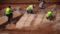 Para arkeolog sedang meneliti makam monumental pertama yang ditemukan di Albania, yang mereka perkirakan merupakan sebuah mausoleum, yang berasal dari periode Romawi pada abad III–IV Masehi, di Strikcan, Albania, Kamis (4/9/2025). REUTERS/Florion Goga