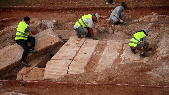 Potret Penemuan Makam Romawi Pertama di Albania, Ungkap Jejak Kekaisaran Archaeologists work on Albania's first discovered monumental tomb, which they suggest may be a mausoleum, dated to the Roman period IIIβIV century AD, in Strikcan, Albania, September 4, 2025. REUTERS/Florion Goga
