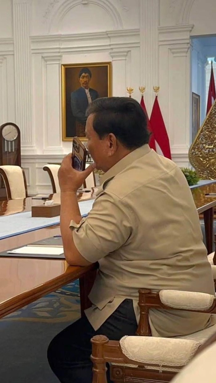 Presiden Prabowo Subianto berbincang dengan Emir Qatar Yang Mulia Sheikh Tamim bin Hamad Al-Thani usai Doha lewat sambungan telepon. (Dok Instagram Sekretariat Kabinet).