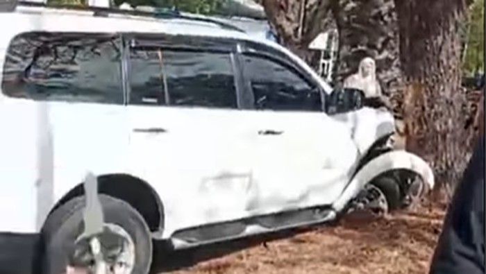 Pria berkerudung diduga curi mobil di Bandara Internasional Sultan Hasanuddin Makassar berujung tabrak pohon saat kabur.