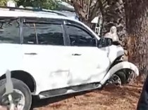 Pria Berkerudung Curi Mobil-Tabrak Pohon di Bandara Makassar Diduga ODGJ