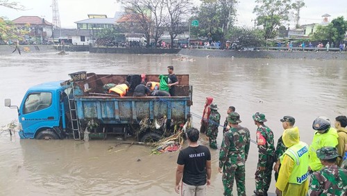 Proses evakuasi jenazah perempuan tanpa identitas yang ditemukan di sungai Taman Pancing, Denpasar, Bali, Rabu (10/9/2025). (Foto: Dok. Polresta Denpasar)