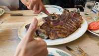 Purbaya memang terlihat sering kulineran kaki lima, tapi ia juga pernah menikmati steak lezat di sebuah restoran. Keterangan unggahannya bertulisan, Yah, sekali sekali bolehlah makan steak. Ini steak peter luger, ada yang mau? Foto: Instagram/@purbayayudhi