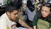 Purbaya juga sempat mengunggah momen kuliner bersama istri dan anaknya. Ia berbuka puasa di simpang Bandung, di sebuah warung tenda dan sempat bernostalgia zaman kuliahnya di ITB (Institut Teknologi Bandung). Foto: Instagram/@purbayayudhi