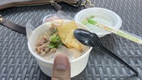 Jika mengulik foto-foto Purbaya di Instagram, ternyata Menteri Keuangan ini hobi kulineran di warung kaki lima. Beberapa momennya makan di restoran juga sempat dibagikan. Foto: Instagram/@purbayayudhi