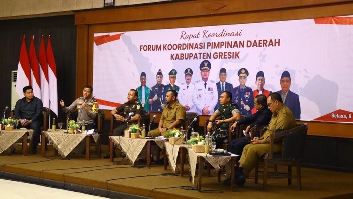 Rapat Forkopimda dan perwakilan pengusaha mengenai truk yang melanggar jam operasional.