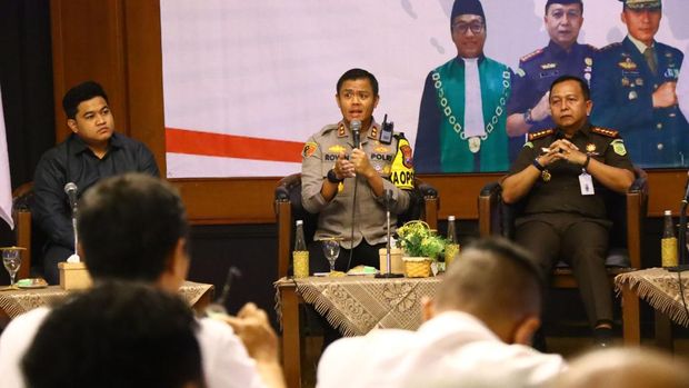 Rapat Forkopimda dan perwakilan pengusaha mengenai truk yang melanggar jam operasional.