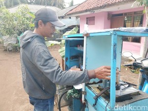 Cerita Reza, Hidup dari Jualan Kue Putu di Pangandaran