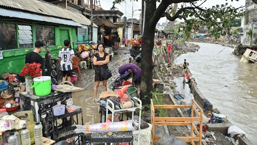 Warga mengamati kondisi bangunan ruko yang hancur diterjang banjir di kawasan Jalan Sulawesi, Denpasar, Bali, Rabu (10/9/2025). Sejumlah bangunan seperti ruko, toko dan rumah warga di wilayah Denpasar  mengalami kerusakan akibat banjir yang terjadi di sejumlah titik sejak Rabu pagi. ANTARA FOTO/Fikri Yusuf/nz