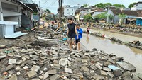 Warga mengamati bangunan ruko yang hancur diterjang banjir di Jalan Sulawesi, Denpasar, Bali, Rabu (10/9/2025). Banjir besar melanda sejumlah titik sejak pagi dan merusak ruko, toko, serta rumah warga. ANTARA FOTO/Fikri Yusuf