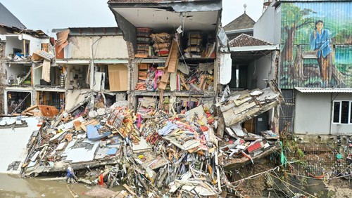 Warga mengamati kondisi bangunan ruko yang hancur diterjang banjir di kawasan Jalan Sulawesi, Denpasar, Bali, Rabu (10/9/2025). Sejumlah bangunan seperti ruko, toko dan rumah warga di wilayah Denpasar  mengalami kerusakan akibat banjir yang terjadi di sejumlah titik sejak Rabu pagi. ANTARA FOTO/Fikri Yusuf/nz