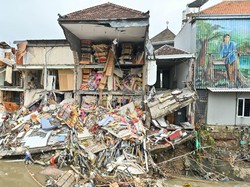 Kondisi bangunan ruko yang hancur diterjang banjir di kawasan Jalan Sulawesi, Denpasar, Bali, Rabu (10/9/2025). Sejumlah bangunan seperti ruko hingga rumah warga di Denpasar rusak akibat banjir hebat tersebut. (Foto: ANTARA FOTO/FIKRI YUSUF)