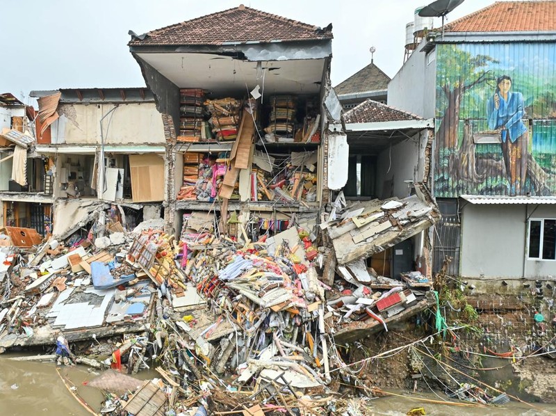 Warga mengamati kondisi bangunan ruko yang hancur diterjang banjir di kawasan Jalan Sulawesi, Denpasar, Bali, Rabu (10/9/2025). Sejumlah bangunan seperti ruko, toko dan rumah warga di wilayah Denpasar  mengalami kerusakan akibat banjir yang terjadi di sejumlah titik sejak Rabu pagi. ANTARA FOTO/Fikri Yusuf/nz