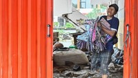 Data BNPB menyebut sedikitnya enam orang tewas akibat banjir dan longsor di Bali. Tim penyelamat terus mencari korban hilang dan membantu warga yang terdampak. ANTARA FOTO/Fikri Yusuf