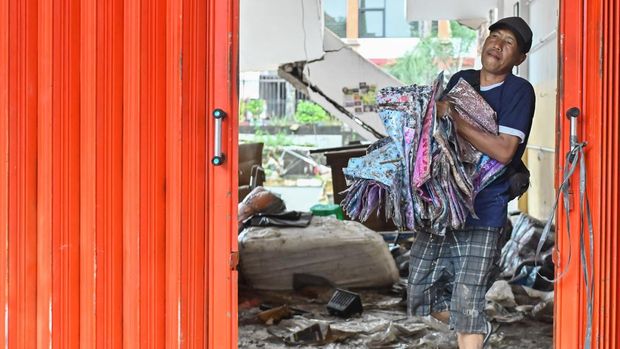 Warga mengamati kondisi bangunan ruko yang hancur diterjang banjir di kawasan Jalan Sulawesi, Denpasar, Bali, Rabu (10/9/2025). Sejumlah bangunan seperti ruko, toko dan rumah warga di wilayah Denpasar  mengalami kerusakan akibat banjir yang terjadi di sejumlah titik sejak Rabu pagi. ANTARA FOTO/Fikri Yusuf/nz