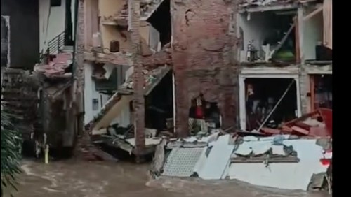 Rumah di bantaran Tukad Badung roboh diterjang banjir, Rabu (10/9/2025).