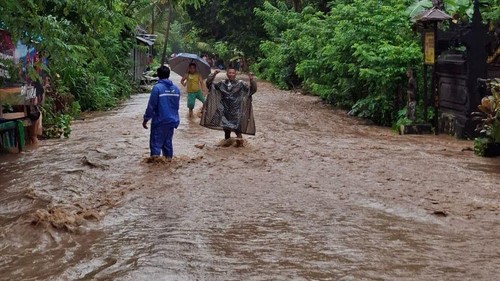 Rumah dan ruas jalan di wilayah Banjar Bengkel, Desa Antiga Kelod, Kecamatan Manggis, terendam banjir, Rabu (10/9/2025). (dok. Kadus Bengkel)
