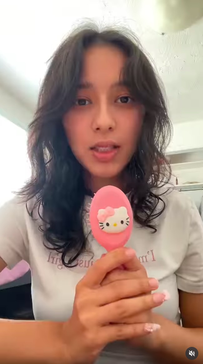 “Apa yang terjadi di Nepal adalah tragedi yang tidak bisa diabaikan dunia. Pendemo damai yang kebanyakan anak-anak sekolah memakai seragam dibunuh. Wanita dan remaja putri menghadapi kekerasan mengerikan dari pemerintah. Mereka diperkosa di rumah mereka sendiri karena menentang korupsi,” ujarnya. Foto: Instagram @ruth._.khadka