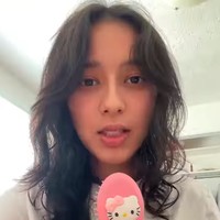 “Apa yang terjadi di Nepal adalah tragedi yang tidak bisa diabaikan dunia. Pendemo damai yang kebanyakan anak-anak sekolah memakai seragam dibunuh. Wanita dan remaja putri menghadapi kekerasan mengerikan dari pemerintah. Mereka diperkosa di rumah mereka sendiri karena menentang korupsi,” ujarnya. Foto: Instagram @ruth._.khadka