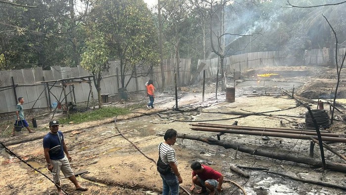 Saat pihak kepolisian melakukan olah TKP di lokasi kejadian sumur minyak terbakar di Muba