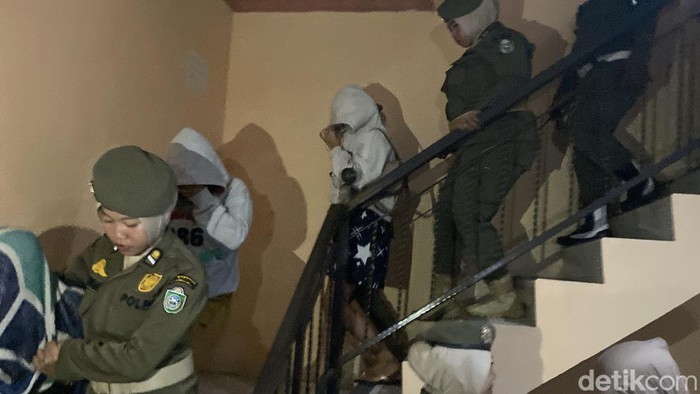 Satpol PP Parepare saat menciduk pelaku prostitusi di hotel dan wisma.