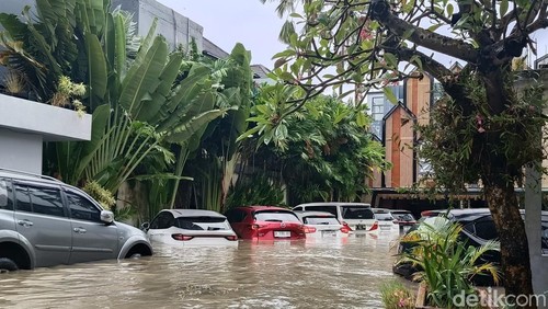 Sejumlah mobil terendam banjir di salah satu penginapan di Jalan Gunung Soputan, Denpasar, Bali, Rabu (10/9/2025). (Foto: Karsiani Putri/detikBali)