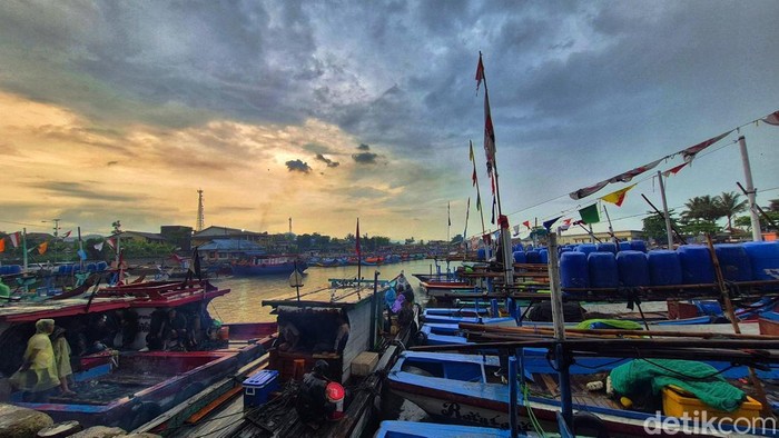 Sejumlah pemancing bersiap untuk berangkat ke tengah laut Teluk Palabuhanratu.