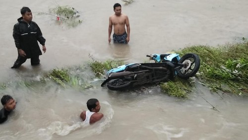 Sejumlah warga saat melakukan pencarian korban terseret banjir di Desa Pengambengan, Kecamatan Negara, Kabupaten Jembrana, Rabu (10/9/2025)