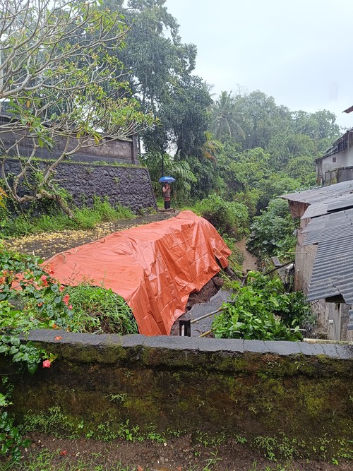 Senderan di Banjar Guliang Kawan Bangli ditutupi terpal pasca longsor, Rabu (10/9/2025). (BPBD Bangli)