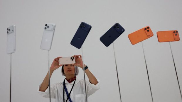 Seorang wanita mengambil gambar produk Apple selama acara Apple di Steve Jobs Theater di Cupertino, California, AS, 9 September 2025. (REUTERS/Manuel Orbegozo)