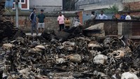 Orang-orang melihat ke arah sepeda motor yang terbakar di kantor polisi lalu lintas Lembah Kathmandu. REUTERS/Navesh Chitrakar