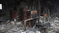 Sisa-sisa barang yang terbakar berada di dalam salah satu bagian Gedung Parlemen. Unjuk rasa itu menuntut pemerintah mencabut pembatasan medsos yang diberlakukan sejak pekan lalu, dan menuntut pemberantasan korupsi. Menteri Komunikasi Nepal Prithvi Subba Gurung, seperti dikutip media lokal dan dilansir AFP, Selasa (9/9), mengatakan bahwa pemerintah telah mencabut larangan media sosial setelah rapat kabinet darurat digelar. REUTERS/Adnan Abidi