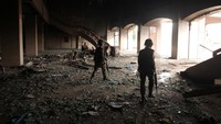 Tentara Nepal berjalan di dalam Gedung Parlemen yang hangus dibakar massa demo. Dilansir AFP, Selasa (9/9), demonstrasi besar-besaran yang terjadi di Nepal berakhir ricuh hingga mengakibatkan 19 orang meninggal dunia. Polisi menggunakan peluru karet, gas air mata, meriam air, dan pentungan ketika para demonstran menerobos kawat berduri dan mencoba menyerbu ke area terlarang di dekat gedung parlemen. Sekitar 400 orang terluka, termasuk lebih dari 100 polisi. REUTERS/Adnan Abidi