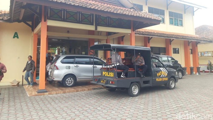Anggota Polsek Cepogo, berjaga di SMAN 1 Cepogo, Rabu (10/9/2025).
