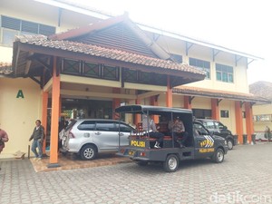 Geger Oknum Guru Injak Siswa, Puluhan Warga Geruduk SMAN 1 Cepogo