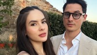 Tak terlalu mengumbar kemesraan pada media sosial, pasutri ini cukup romantis dan kompak. Seperti ketika menghadiri pernikahan salah satu kolega, keduanya mengenakan pakaian senada. Foto: Instagram/steffizamoraaa