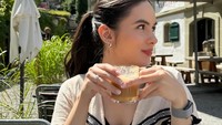 Steffi Zamora tak hanya pandai berakting. Dirinya juga jago mencari kafe-kafe keren dengan racikan kopi yang enak. Foto: Instagram/steffizamoraaa