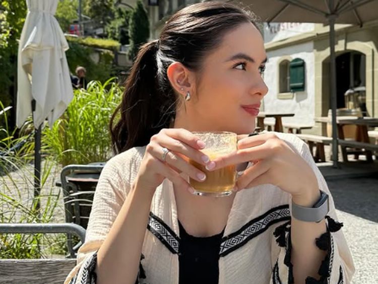 Seru! Steffi Zamora Nikmati Kopi dan Smoothie di Eropa