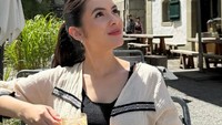 Seperti ketika pergi ke Swiss, dirinya mampir di sebuah kafe di Bern. Di sana Steffi menikmati secangkir kopi sambil memandangi suasana yang menenangkan. Foto: Instagram/steffizamoraaa